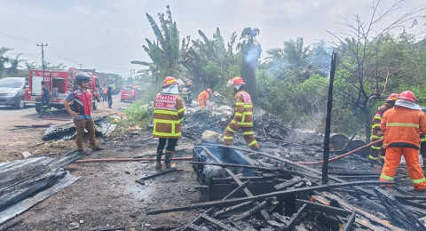 Rumah Sekaligus Tempat Pengumpul Barang Bekas Terbakar, Diduga Ulah Orang Gila